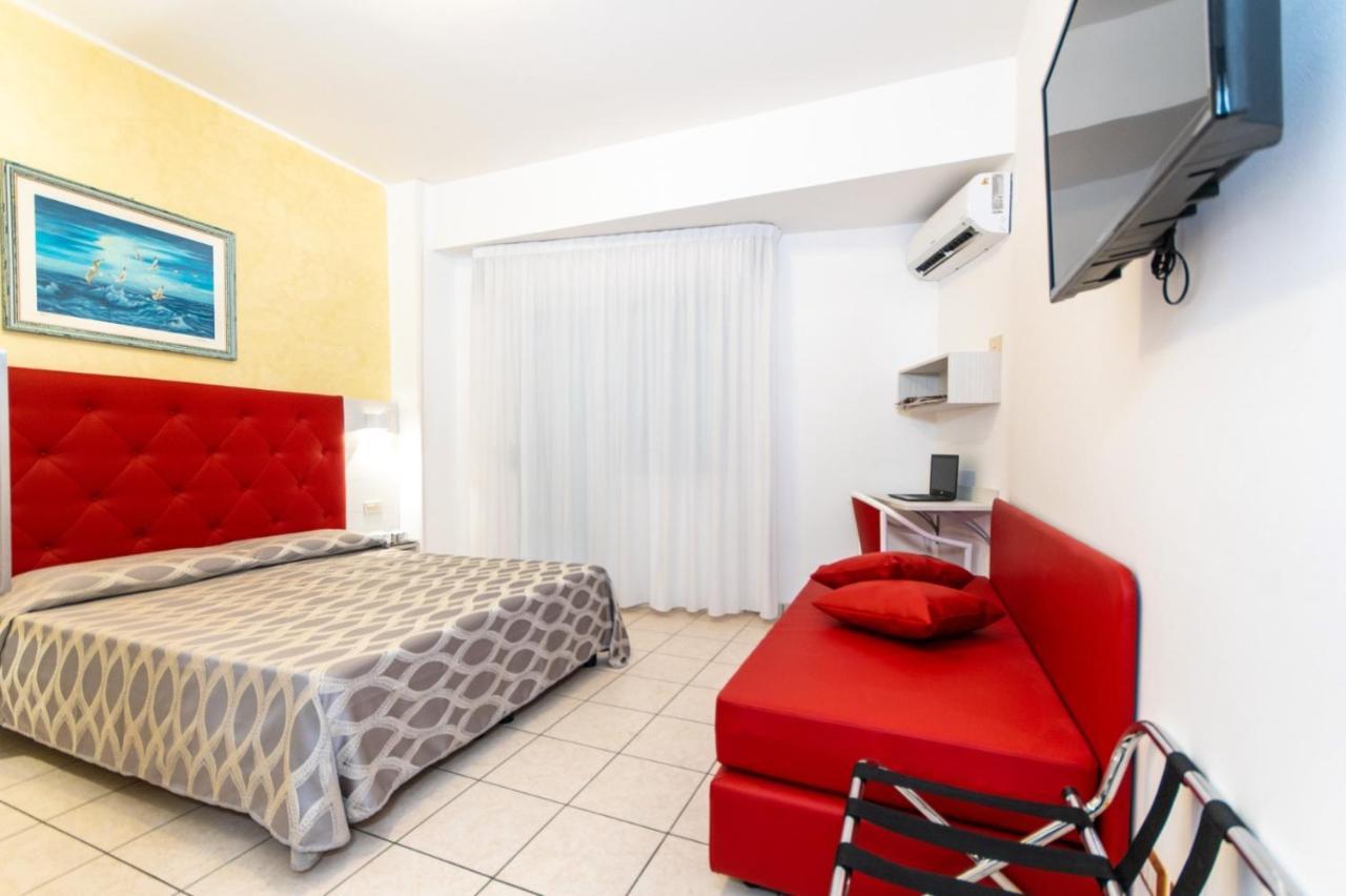 Hotel Haus Charlotte San Benedetto del Tronto Bagian luar foto