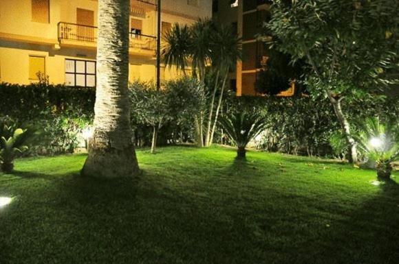 Hotel Haus Charlotte San Benedetto del Tronto Bagian luar foto