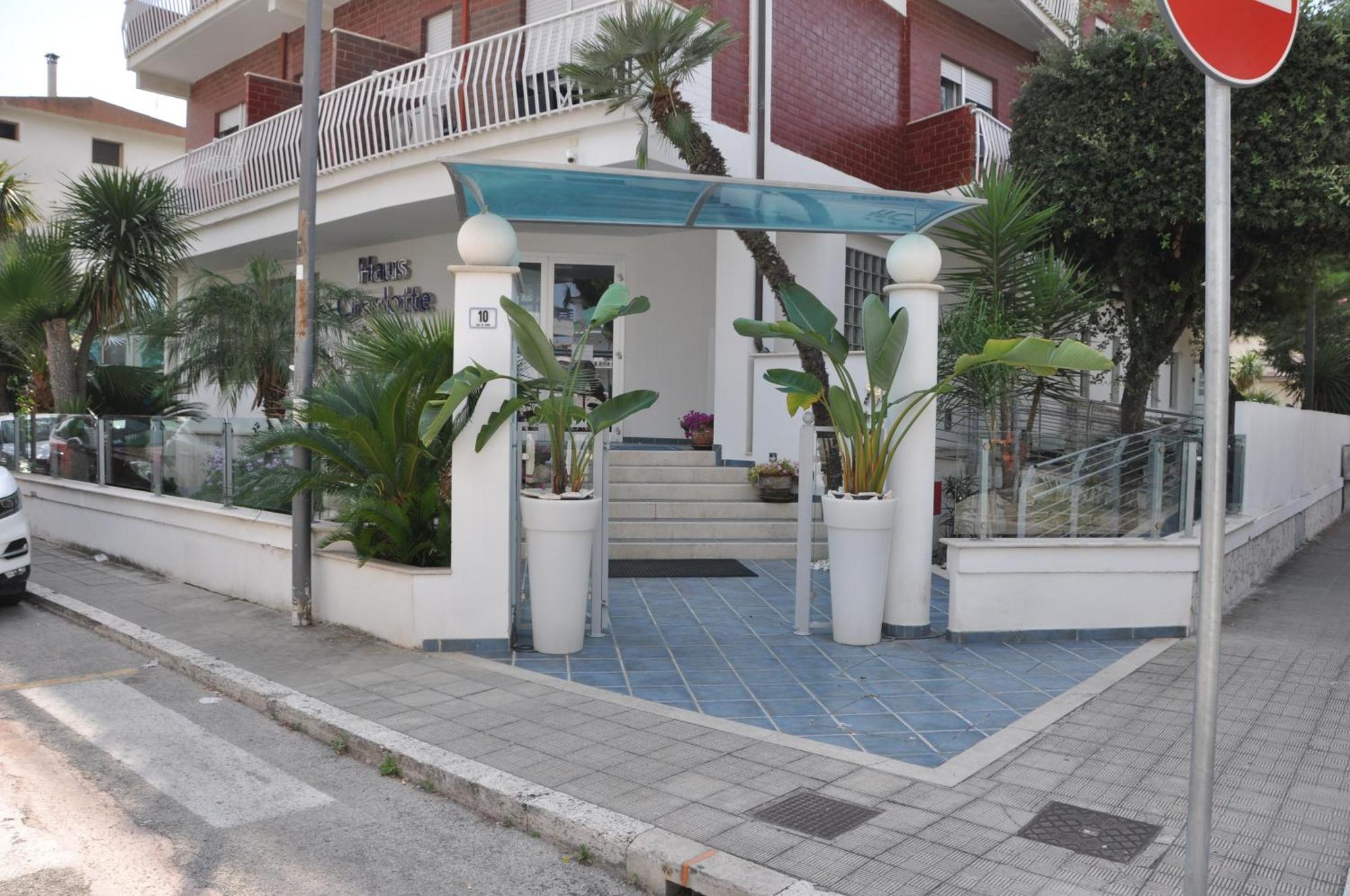 Hotel Haus Charlotte San Benedetto del Tronto Bagian luar foto